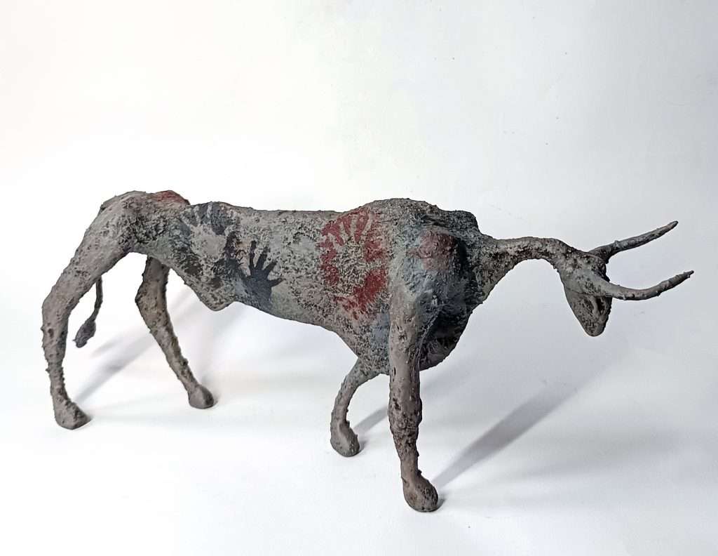 sculpture en argile, technique mixte - taureau par Lionel Le Jeune