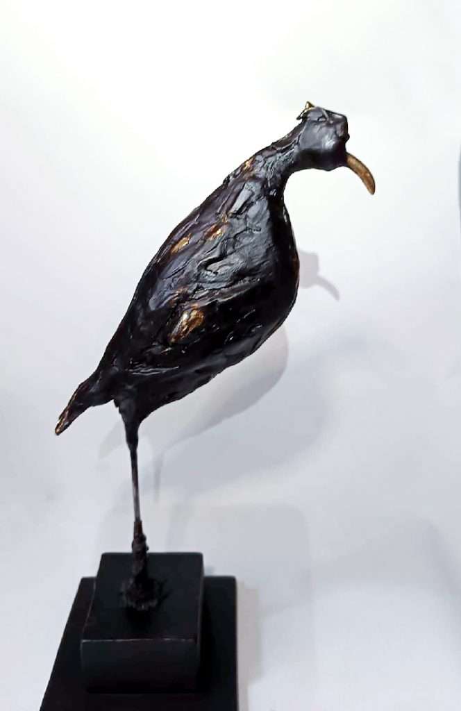 sculpture en argile feuille d or d'un oiseau par lionel le jeune