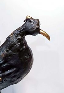 sculpture en argile feuille d or d'un oiseau par lionel le jeune