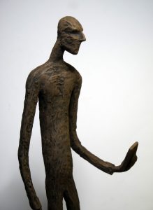 sculpture en argile de Homine 2.0 un homme penché sur son smartphone par Lionel Le Jeune