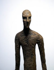 sculpture en argile de Homine 2.0 un homme penché sur son smartphone par Lionel Le Jeune