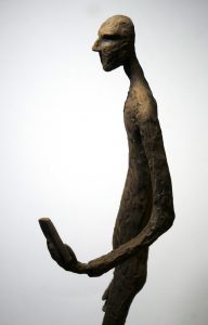 sculpture en argile de Homine 2.0 un homme penché sur son smartphone par Lionel Le Jeune